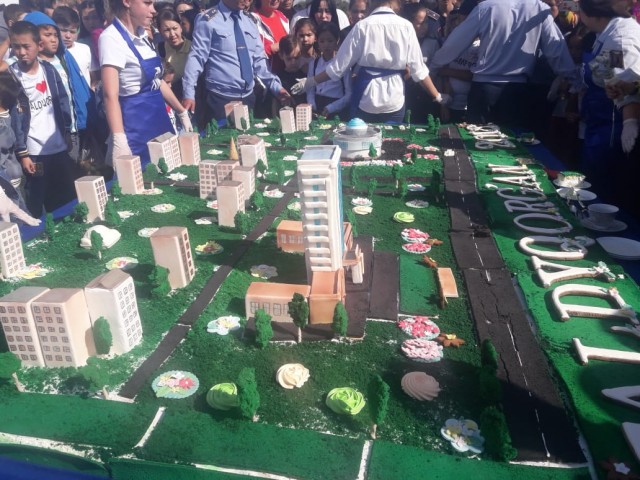 Торт и пиццу длинной в 3 метра испекли в честь Дня города в Талдыкоргане