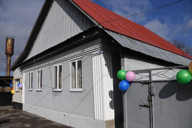 Пострадавшей семье от пожара бизнесмены купили дом в Алматинской области