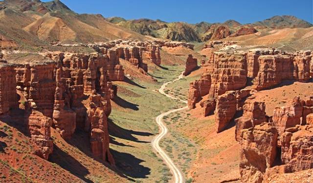 Скончался турист, сорвавшись со скалы в Чарынском каньоне