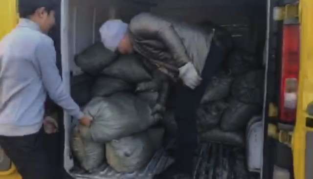 Талдыкорганский ресторатор раздает уголь нуждающимся (видео)