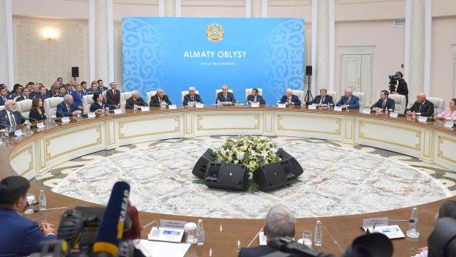 Токаев поручил акиму Алматинской области заняться аварийными дорогами