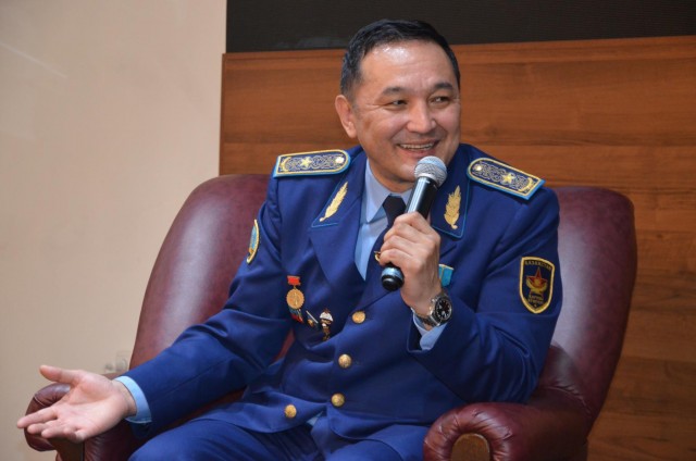 Космонавту Айдыну Айымбетову вручили медаль «25 лет Казахстанской полиции»