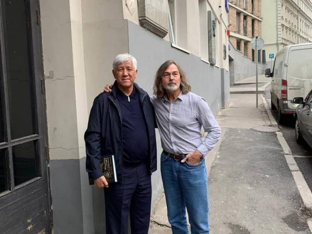 Амандык Баталов предложил художнику Никасу Сафронову провести выставку в Талдыкоргане