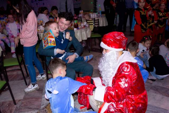 Курсанты поздравили воспитанников детского дома с Новым годом