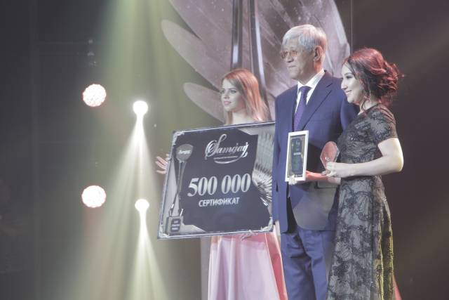 Амандык Баталов вручил журналистам премию «Самғау»